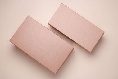 Bej arkaplanda karton ayakkabı kutuları