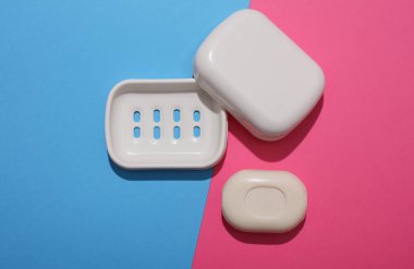 Mavi Pembe Arkaplanda Sabunlu Plastik Sabun Tabağı