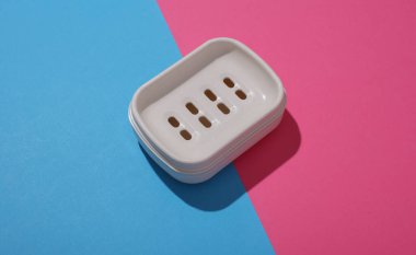 Mavi arka planda plastik sabun çanağı