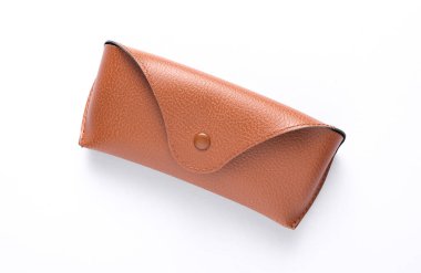 Beyaz arka planda güneş gözlüğü ya da gözlük için deri çanta