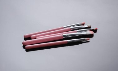 Siyah arkaplanda makyaj fırçaları