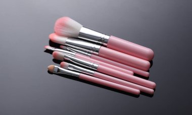 Siyah arkaplanda makyaj fırçaları