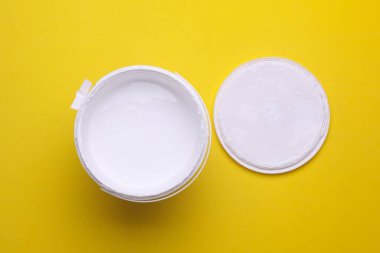 Sarı arka plan üzerinde açık beyaz boya olabilir