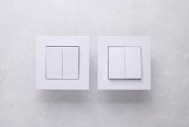 Gri Beton Duvarda İki Işık Düğmesi