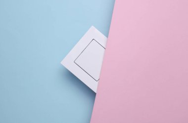 Pembe Arkaplanda Işık Düğmesi