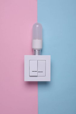 Pembe arkaplanda ampul olan ışık düğmesi