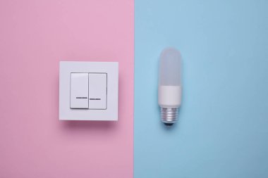 Pembe arkaplanda ampul olan ışık düğmesi