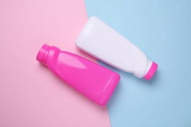 Mavi pembe arka planda bir şişe çamaşır jölesi