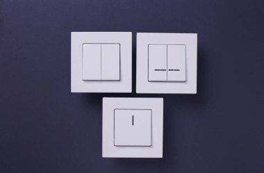 Koyu mavi arkaplanda ışık düğmeleri. Üst görünüm