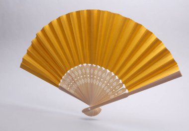 Beyaz arka planda geleneksel Asyalı hayran