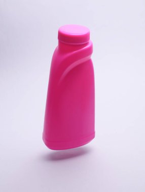 Beyaz arka planda yüzen bir şişe çamaşır jeli