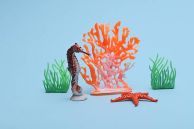 Mavi arka planda bir grup deniz yaratığı.