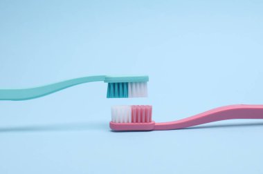 Mavi arka planda plastik diş fırçaları. Diş bakımı