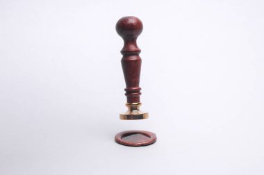 Beyaz arkaplanda balmumu mühürü olan eski pul