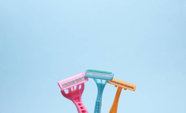 Mavi arkaplanda tek kullanımlık plastik jiletler