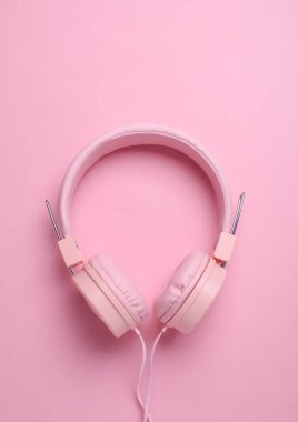 Pembe arka planda kablolu stereo kulaklıklar. Üst görünüm