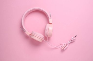 Pembe arka planda kablolu stereo kulaklıklar. Üst görünüm
