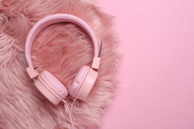 Kabarık, pembe arka planda Stereo kulaklıklar