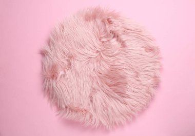 Pembe arka planda tüylü pembe yastık. Üst görünüm