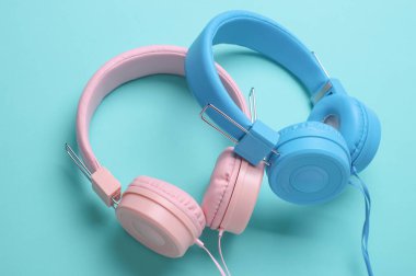 Mavi arka planda Stereo kulaklıklar. Üst Manzara. Düz yatıyordu