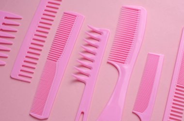 Pembe arkaplanda plastik taraklar.