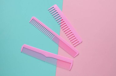 Pembe mavi arkaplanda plastik taraklar.