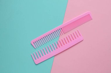 Pembe mavi arkaplanda plastik taraklar.