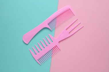 Pembe mavi arkaplanda plastik taraklar.