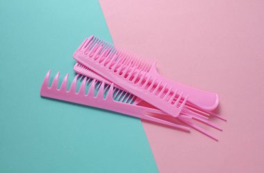 Pembe mavi arkaplanda plastik taraklar.