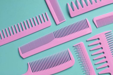 Nane yeşili arkaplanda pembe plastik taraklar.