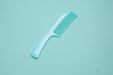 Nane yeşili arka planda plastik taraklar. Üst görünüm