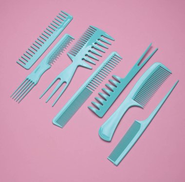 Pembe arkaplanda mavi plastik taraklar.