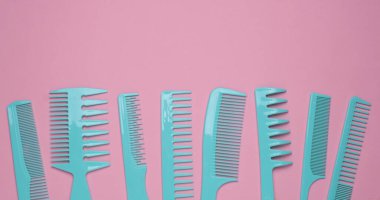 Pembe arkaplanda mavi plastik taraklar.