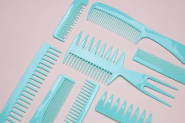 Bej arka planda mavi plastik taraklar. Üst görünüm