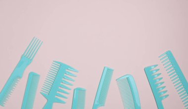 Bej arka planda mavi plastik taraklar. Üst görünüm