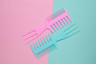 Pembe mavi arka planda plastik taraklar. Üst Görünüm