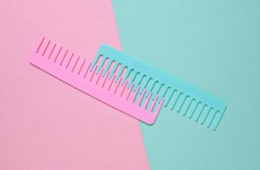 Pembe mavi arka planda plastik taraklar. Üst Görünüm