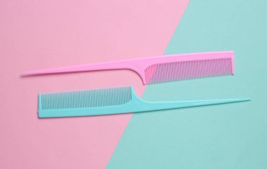 Pembe mavi arka planda plastik taraklar. Üst Görünüm