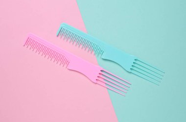 Pembe mavi arka planda plastik taraklar. Üst Görünüm