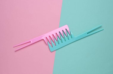 Pembe mavi arka planda plastik taraklar. Üst Görünüm