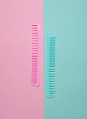 Pembe mavi arka planda plastik taraklar. Üst Görünüm