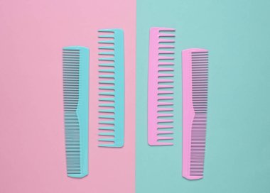 Pembe mavi arka planda plastik taraklar. Üst Görünüm