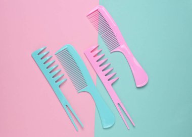 Pembe mavi arka planda plastik taraklar. Üst Görünüm