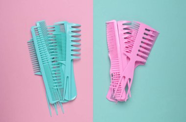 Pembe mavi arka planda plastik taraklar. Üst Görünüm