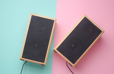 Mavi pembe arka planda akustik hoparlörler. Yukarıdan görüntüle