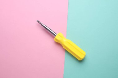 Mavi arkaplanda sarı tornavida