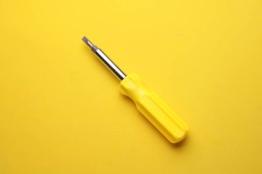 Sarı arkaplanda sarı tornavida