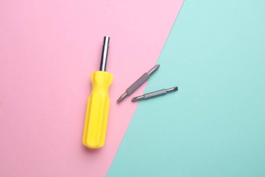 Mavi arkaplanda bitleri olan sarı tornavida