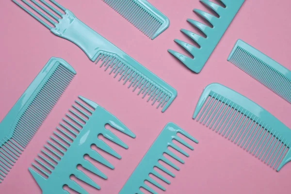 Pembe arkaplanda mavi plastik taraklar.