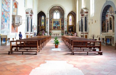 San Giminiano, İtalya - 26 Mayıs 2016: Resim ve St.Agostino Kilisesi NEF süslemeleri